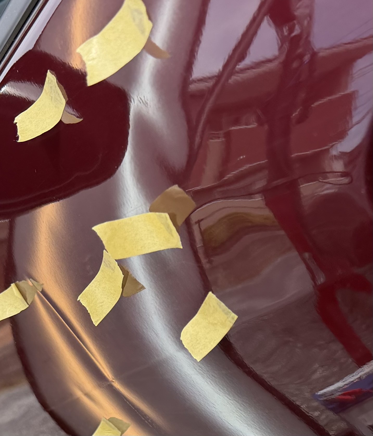 ドアパネルの鋭い凹みのアップ写真 光の反射で凹みの深さがわかる