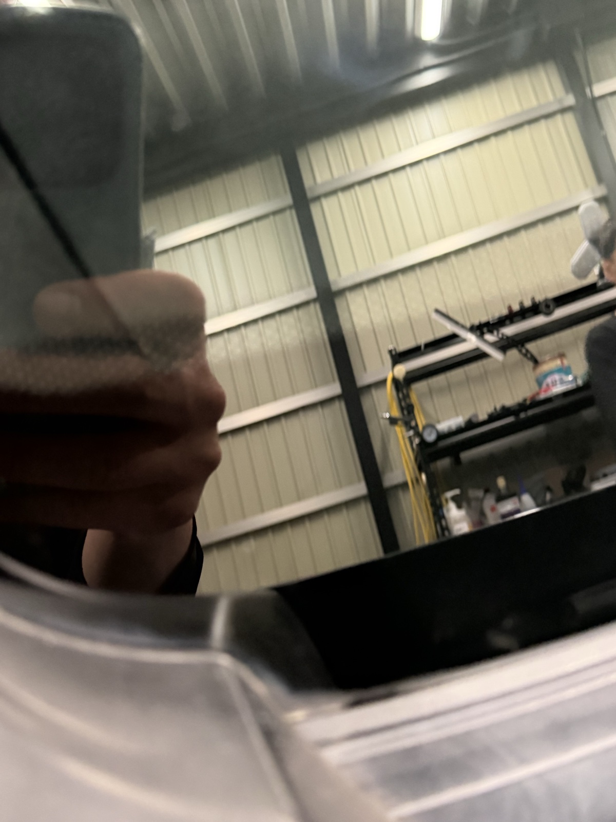 N VANのフロントガラス、施工完了後。ガラス越しに天井が歪みなく透過して見える