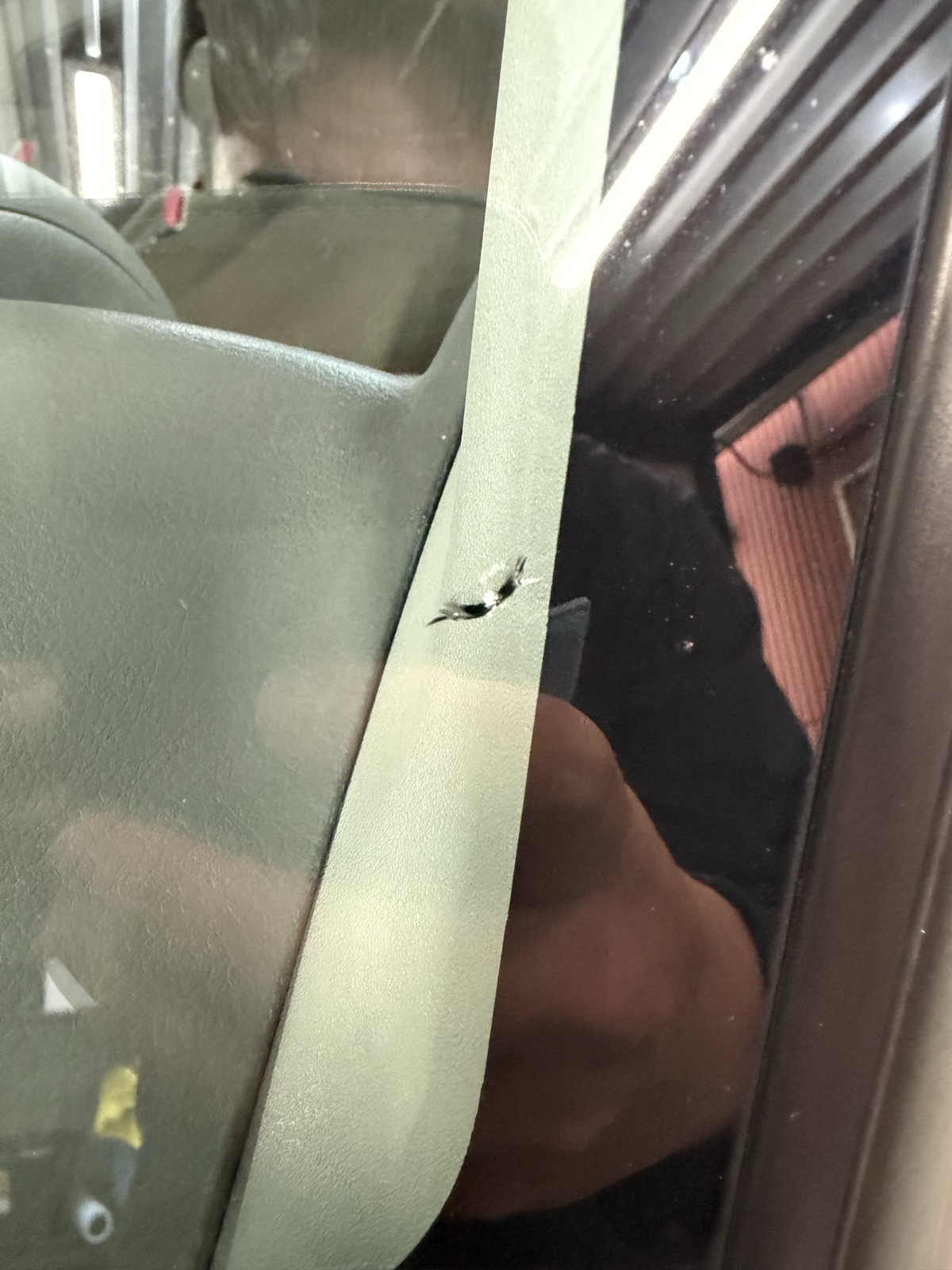 エブリイのフロントガラス下部、ワイパー付近に発生したコンビネーションブレイクの施工前写真