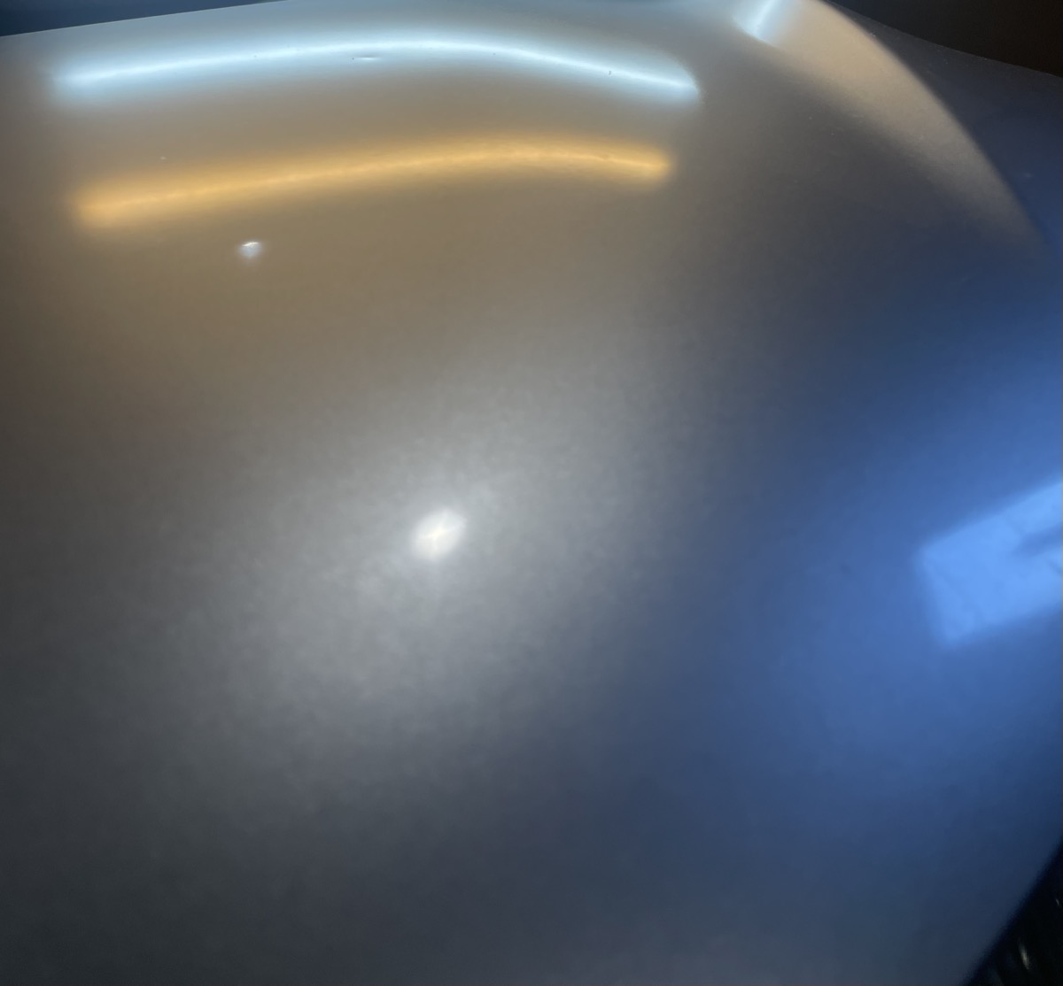 フィット3ハイブリッドの雹害 ライティングで凹みを確認している修理前の写真