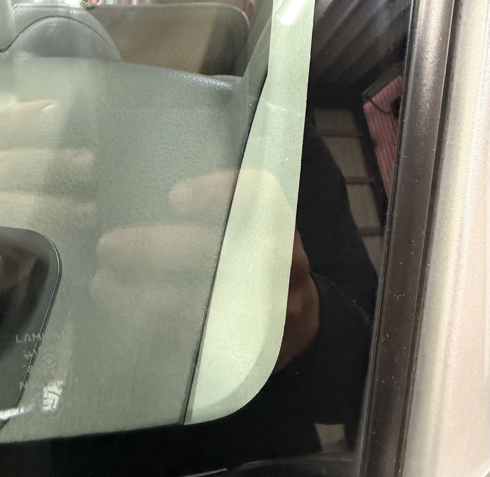 エブリイ施工後、黒縁付近の仕上がり。修理痕がほぼ目立たない状態