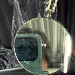 フロントガラスの過去リペア箇所、蓋が抜けてドリル穴が露出している状態を鏡で確認