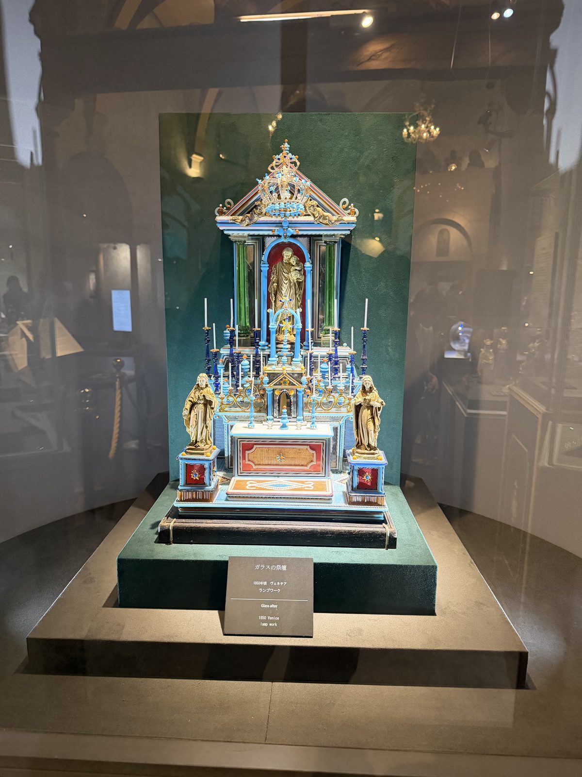 金色に輝くヴェネチアングラスの祭壇のような作品