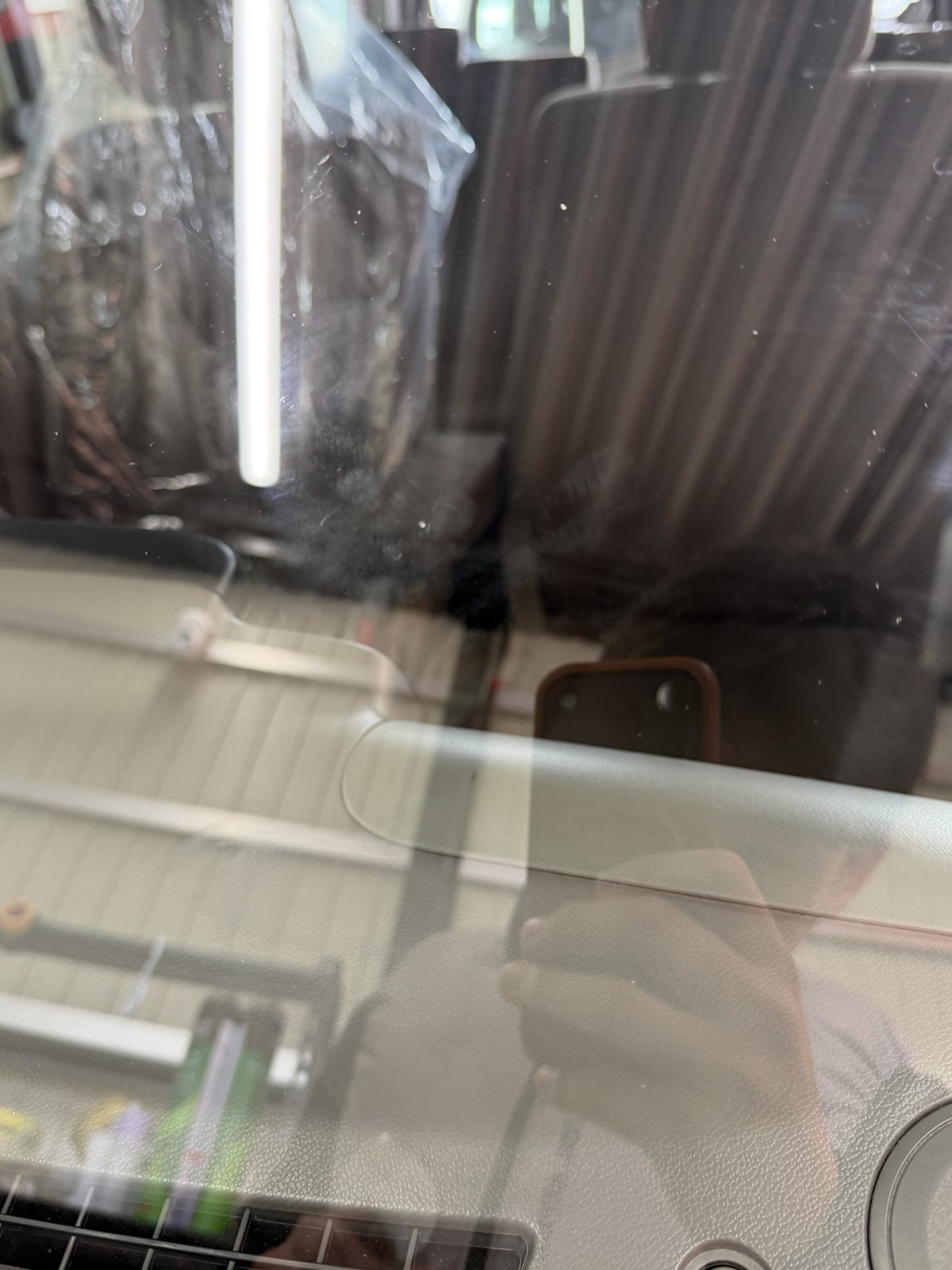 ウインドリペア施工後のエブリイのフロントガラス運転席側。レジンが充填されヒビが目立たなくなった状態