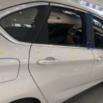 BMWのドアとクォーターパネルの雹害点検・マーキング