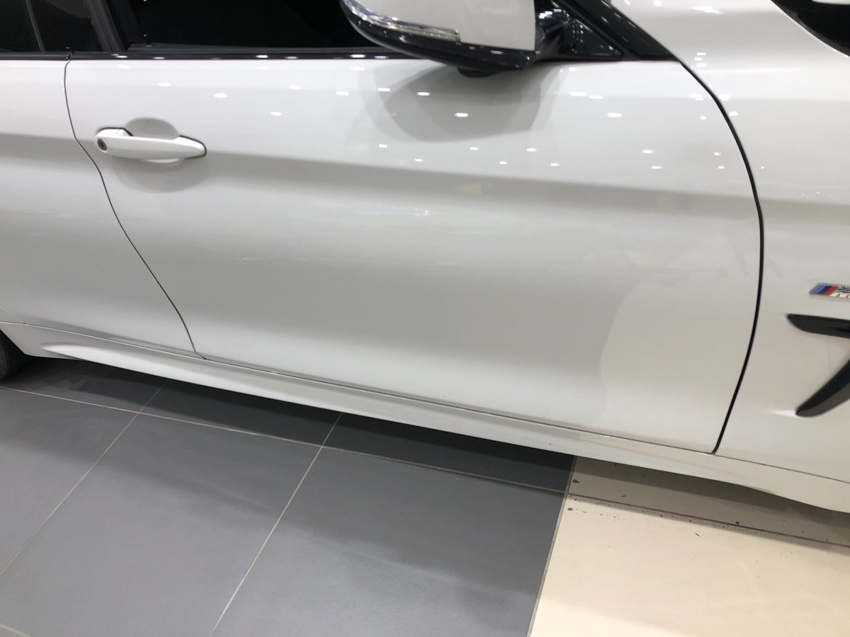 BMWのドアパネル。白い塗装は雹の凹みが見えにくい