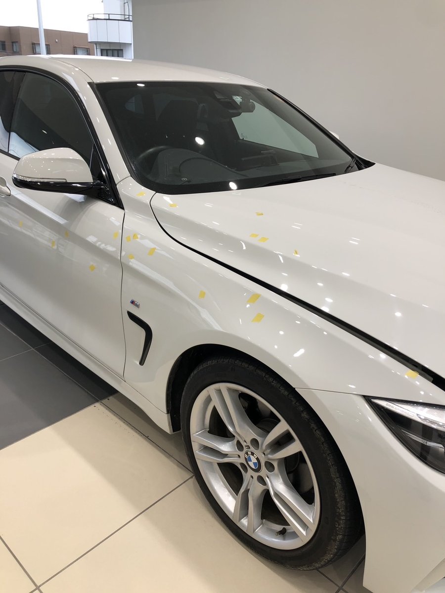BMWのフェンダーとボンネットの雹害凹みをマーキングした施工前の様子