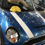 雹害を受けたMINIのボンネット。凹みを1つずつマスキングテープでマーキング