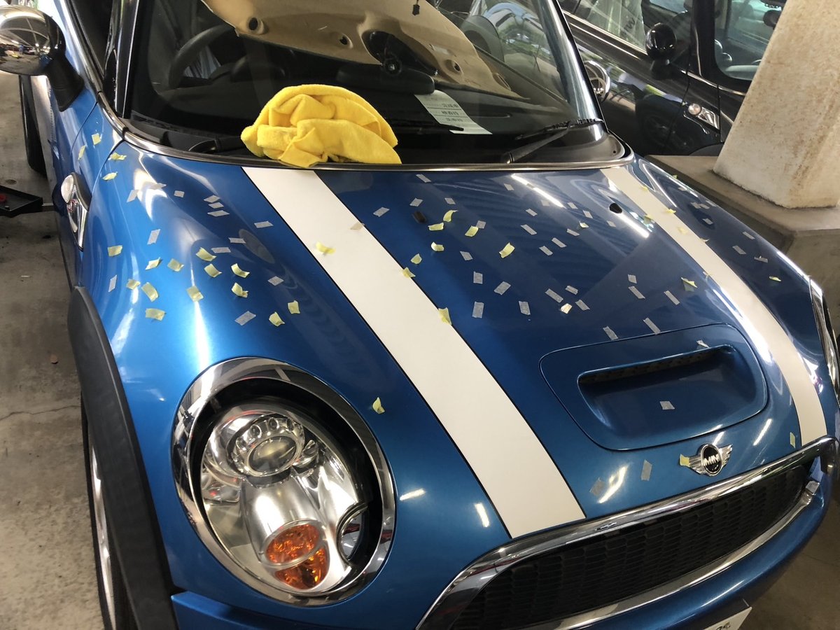 雹害を受けたMINIのボンネット。凹みを1つずつマスキングテープでマーキング