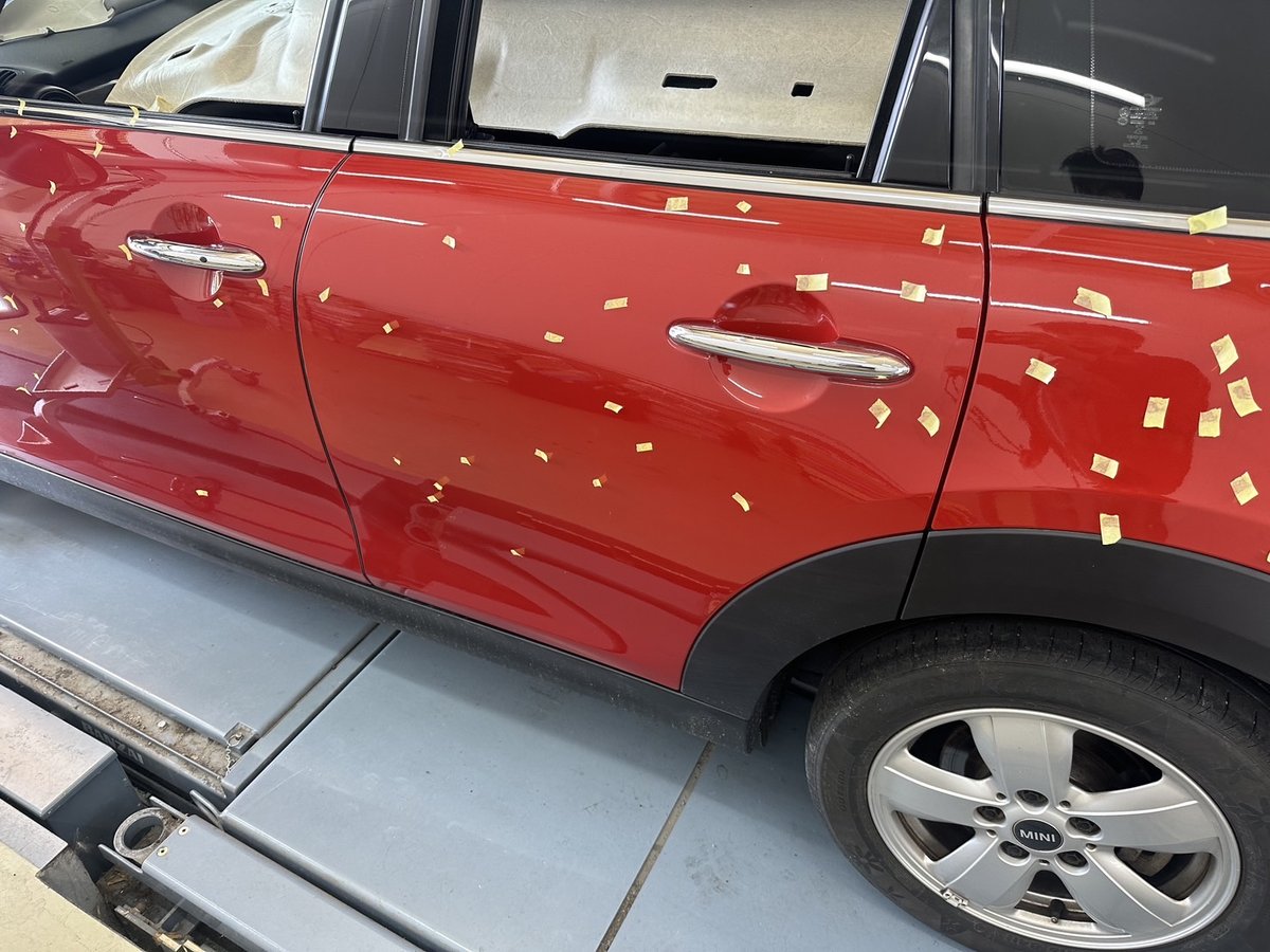 MINIのドア全面に及ぶ雹害凹みのマーキング