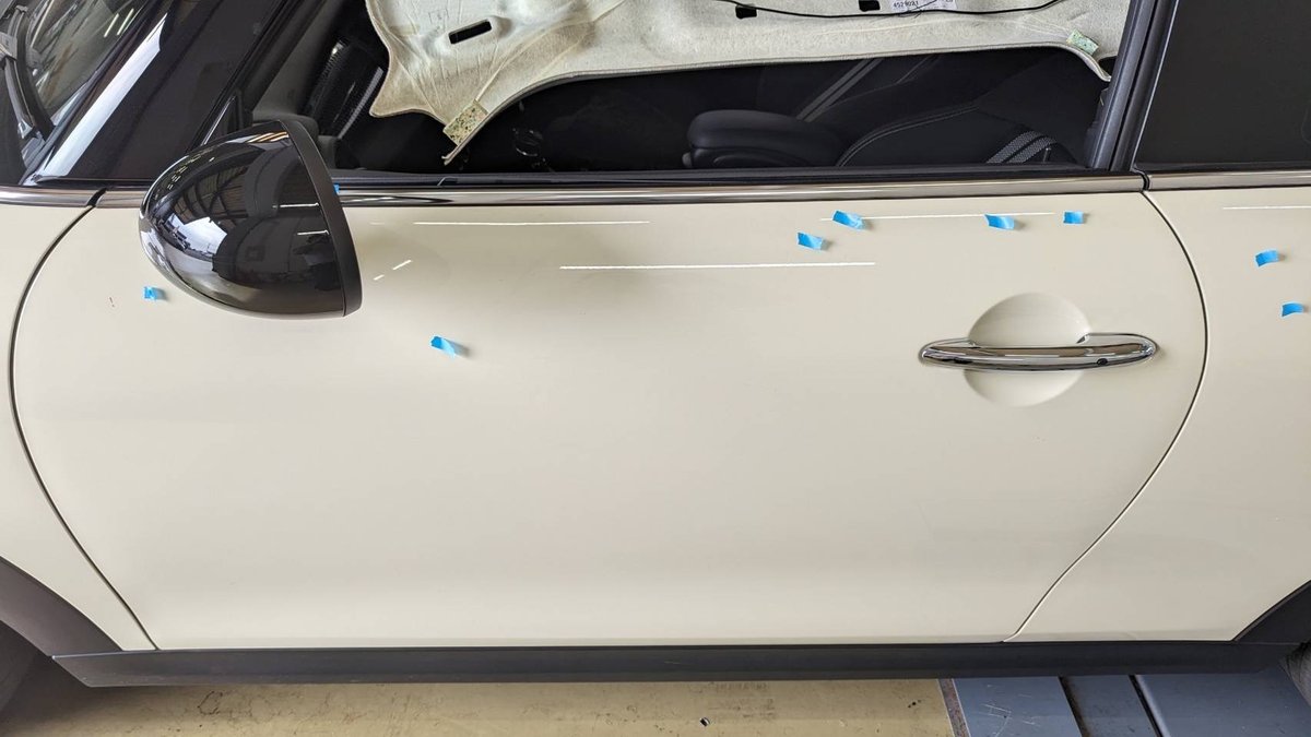 雹害車のドアの凹みをマスキングテープでマーキングした施工前の様子