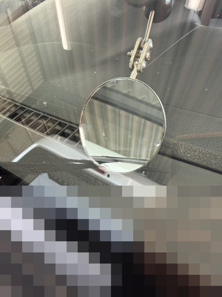 縁ぎわの飛び石の割れをリペアした施工後の状態。奥までしっかり樹脂が入った仕上がり