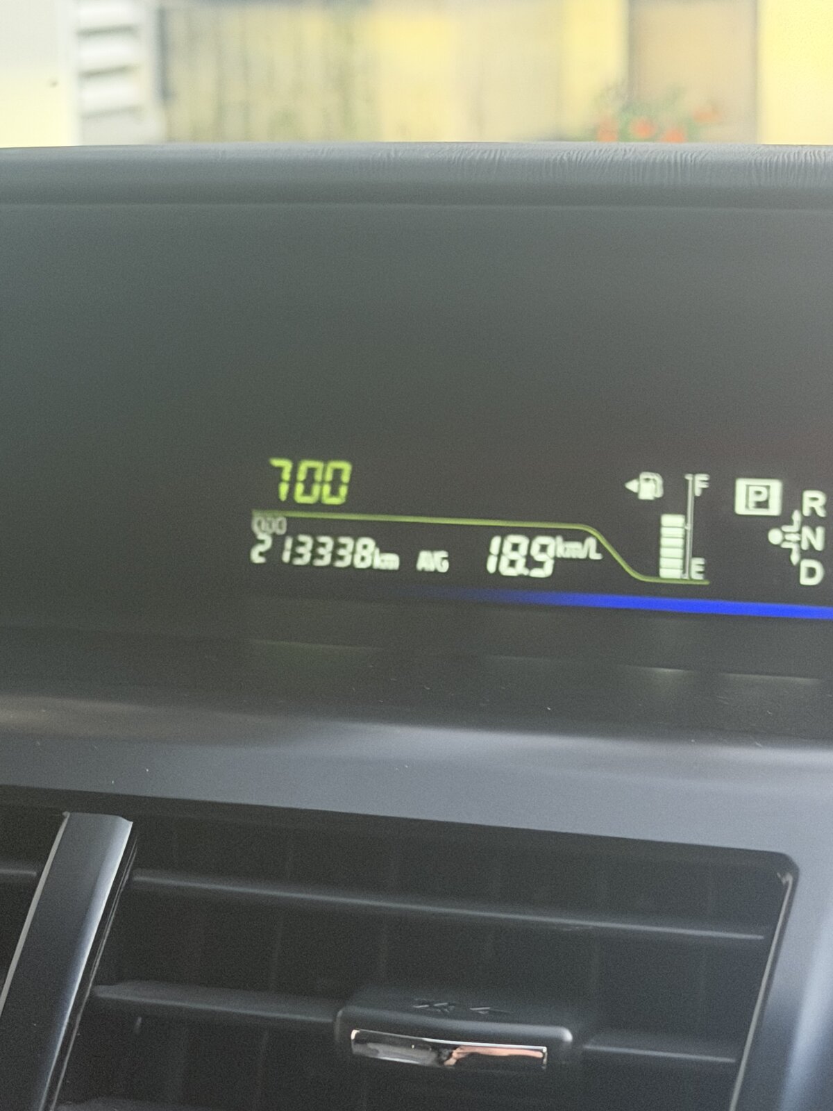 213338kmと平均燃費18.9km/Lを表示するプリウスαのメーター