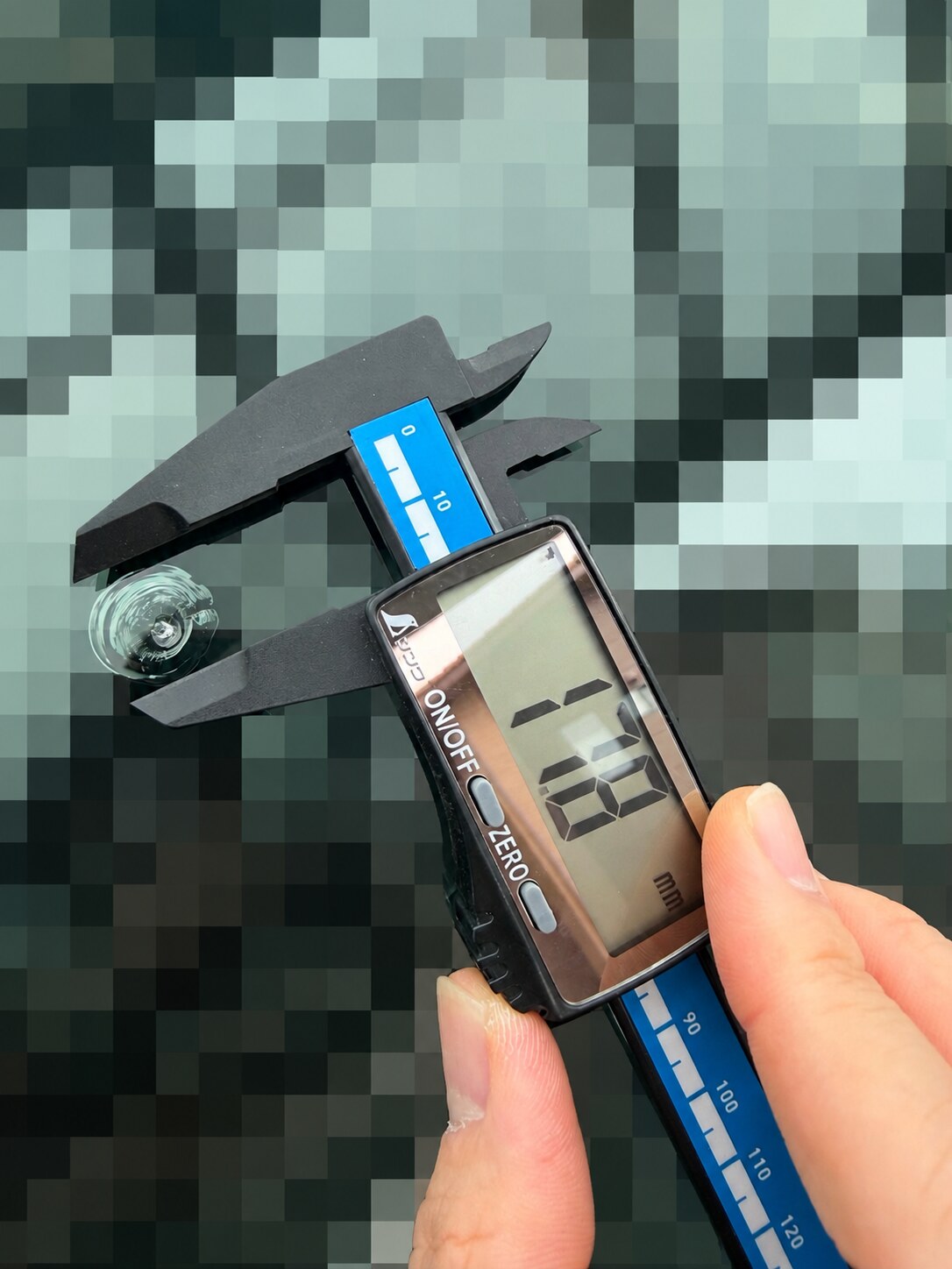 ノギスでコンビネーションブレイクの大きさを実測している様子。17.8mm以上