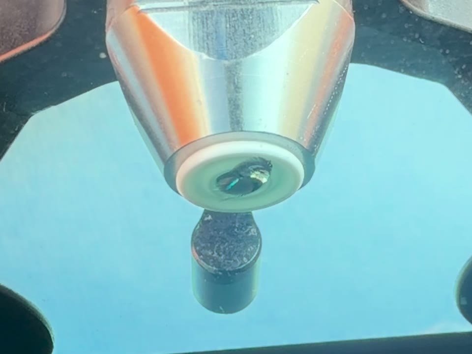フロントガラスの飛び石にインジェクターを当てて空気を抜いているところの拡大