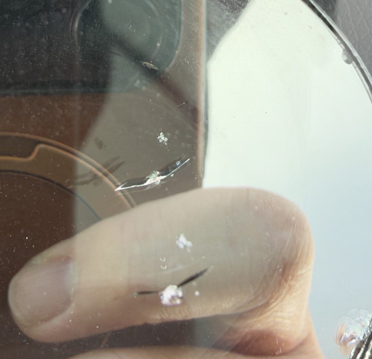 ホンダ N-ONEのフロントガラスに入った2つの飛び石の打撃点を拡大鏡で見た施工前の状態