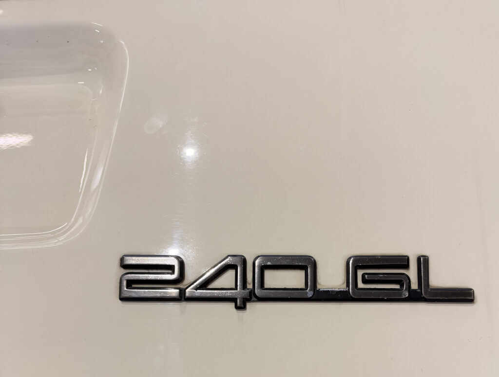 ボルボ240のリアゲートの240GLエンブレム