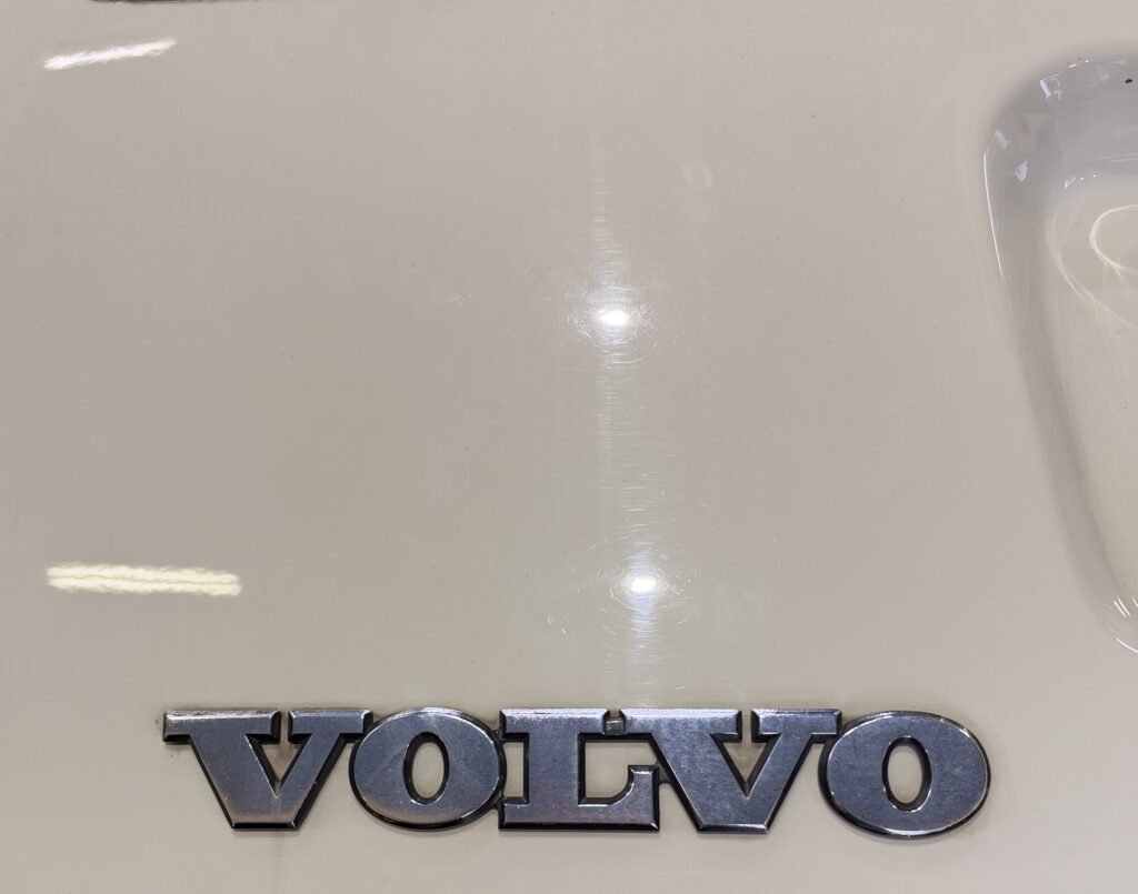 ボルボ240のリアゲートのVOLVOエンブレム。修理後
